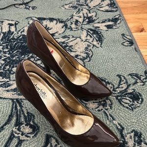 Barely worn, brown and perfect for fall. Size runs small.